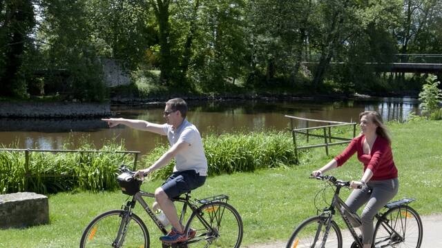 Cyclistes au bord du Loir