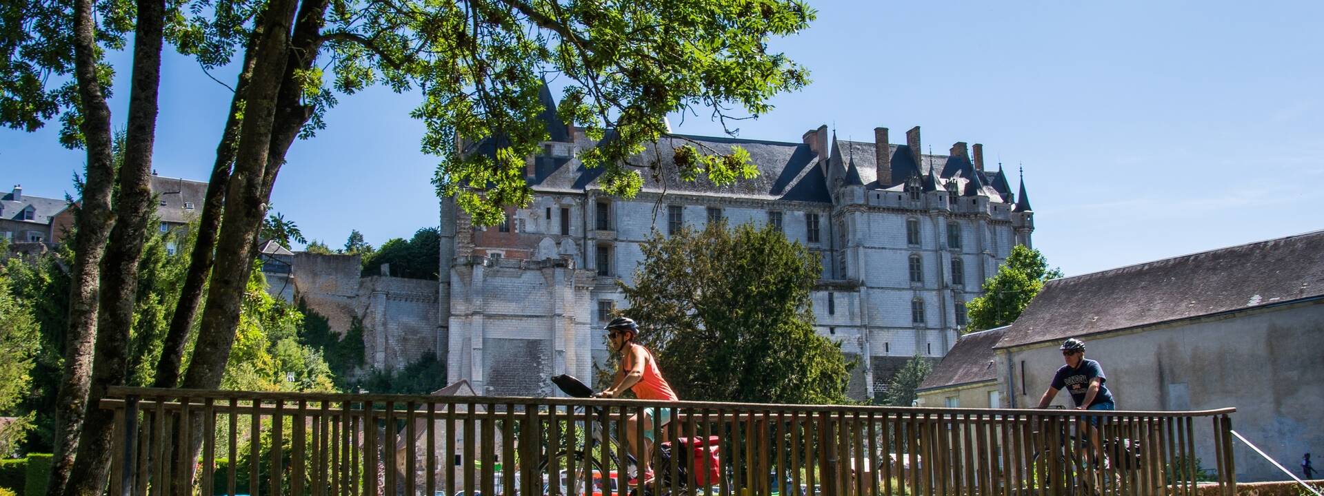 Cyclists in front of the château