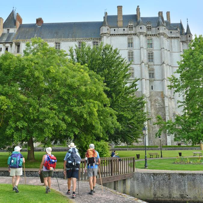 Randonneurs devant le château