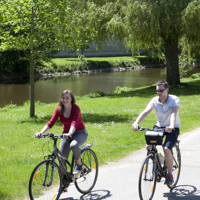 Cyclistes au bord du Loir