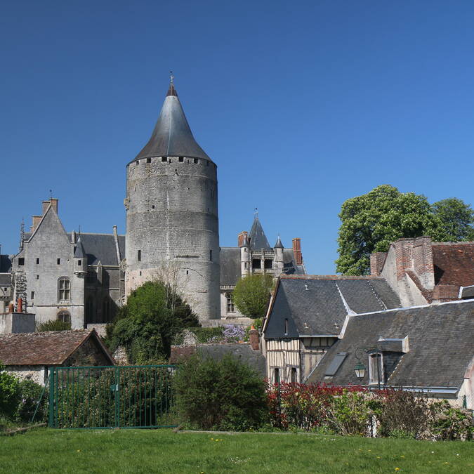 Het kasteel gezien de tuinen van het Hôtel-Dieu