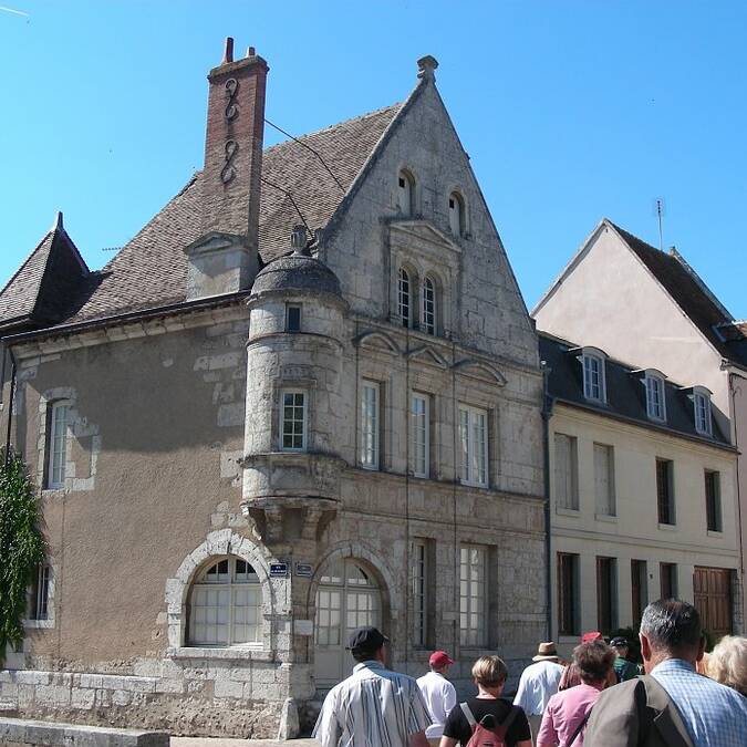 A group of tourists in front of a Renaissance house in Châteaudun