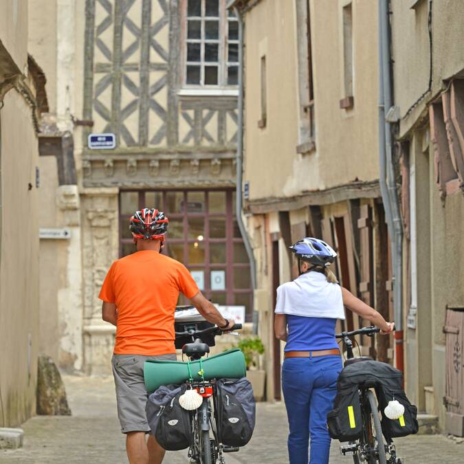 Cyclistes à Châteaudun rue Saint-Lubin