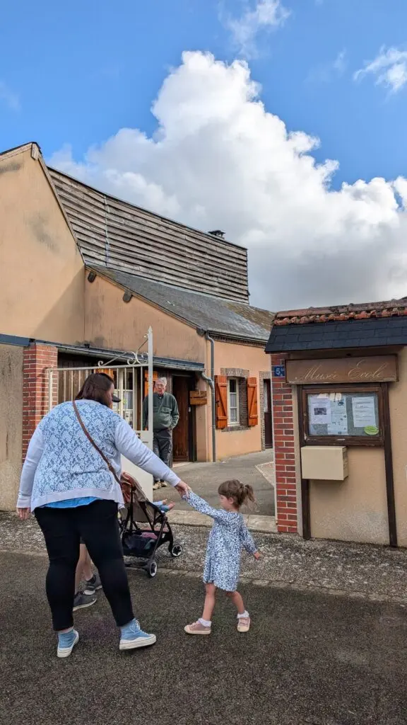 Famille devant le Musée école d’Unverre dans le Grand Châteaudun