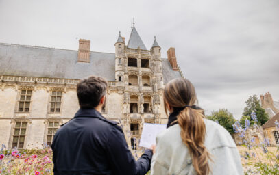 Couple devant le château de Châteaudun 
