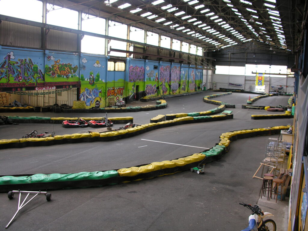 Vue piste intérieur karting de Lutz-en-Dunois