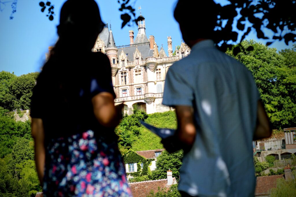 Château de Montigny-le-Gannelon avec couple en balade