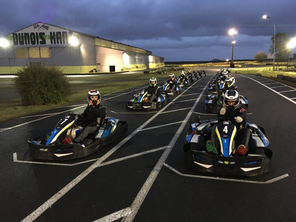 Groupe de personnes au karting de Lutz-en-Dunois
