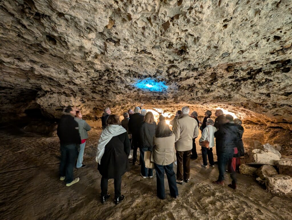groupe en visite dans les grottes du Foulon
