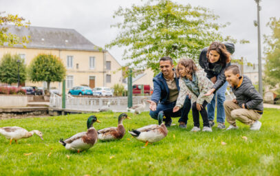 Famille avec des canards dans le parc Emile Zola