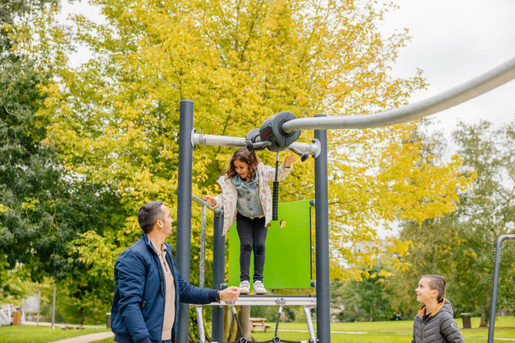 Famille qui joue dans le parc Emile Zola - Cloyes-les-Trois-Rivières