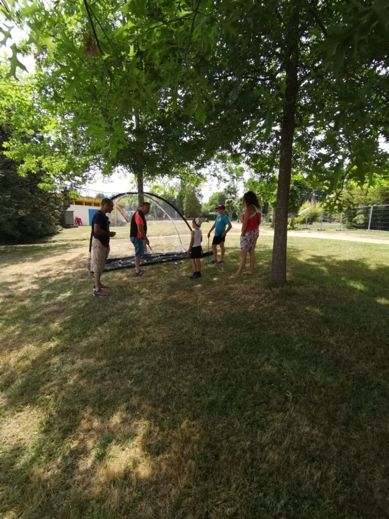 Famille qui joue au golf - Swin Golf de Brou